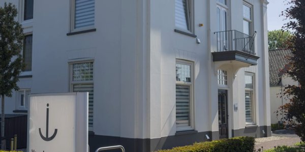 Foto: VIDEO: Feest bij notariskantoor Van der Laan in Oldebroek