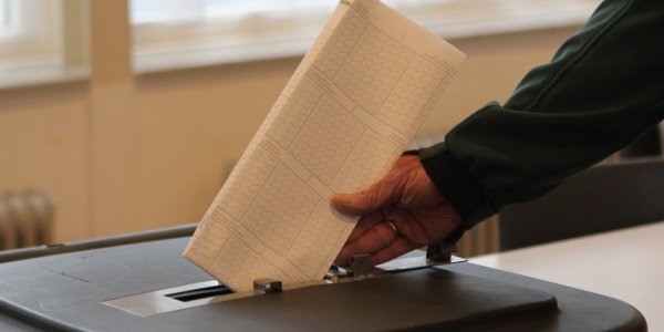 Foto: Politiek Café in De Huiskamer van Wezep
