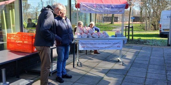 Foto: Stemmen met een oliebol levert 575 euro op voor Vrienden van Het Nieuwe Feithenhof