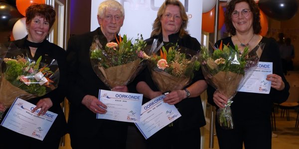 Foto: Jubilarissen CMV De Eendracht gehuldigd