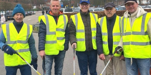 Foto: Lionsclub ruimt zwerfafval op tijdens Landelijke Opschoondag