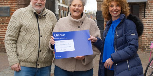Foto: Vestingval ontvangt Cheque van 2500,- van Rabobank Noord Veluwe